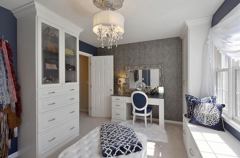 Custom closet with bench storge