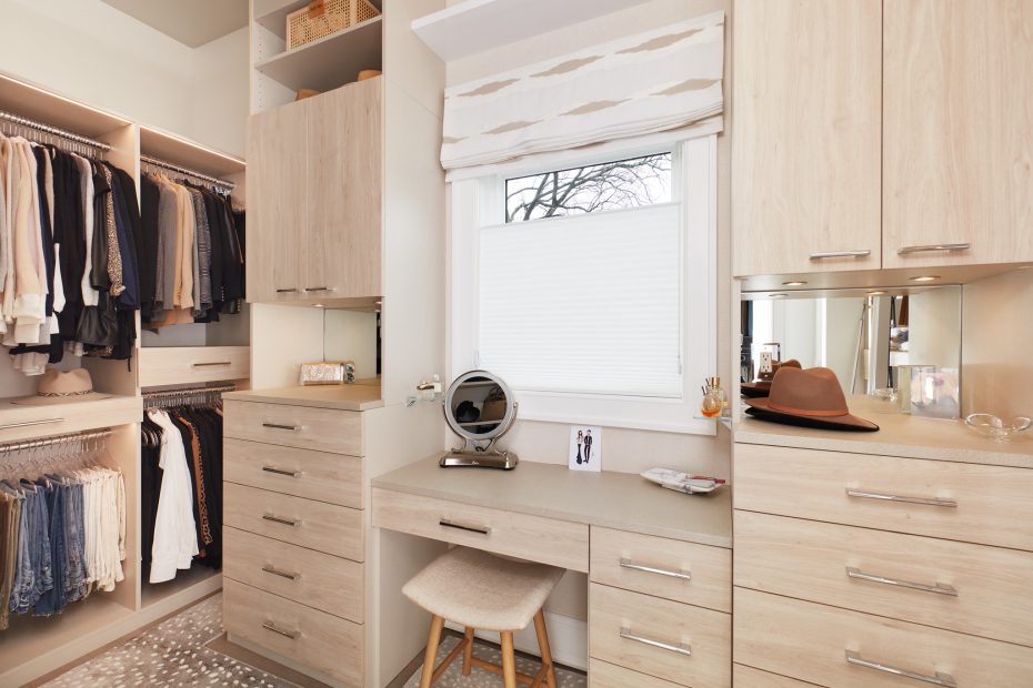 Closet built-in vanity